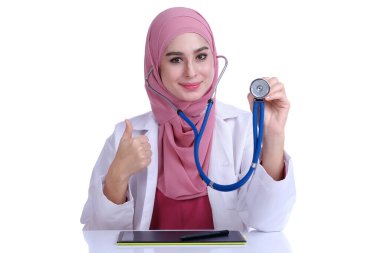 Steteskop ve beyaz doktor önlüklü genç Müslüman kadın doktorun kendine güveni.