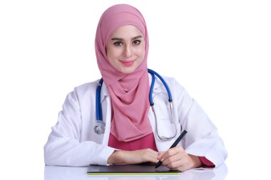Steteskop ve beyaz doktor önlüklü genç Müslüman kadın doktorun kendine güveni.