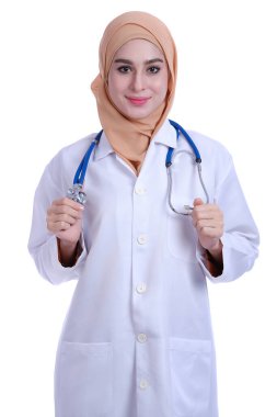 Steteskop ve beyaz doktor önlüklü genç Müslüman kadın doktorun kendine güveni.