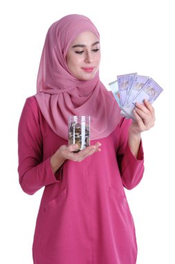 Güzel Müslüman kadın ve para ile finans yatırımı veya tasarruf fikri