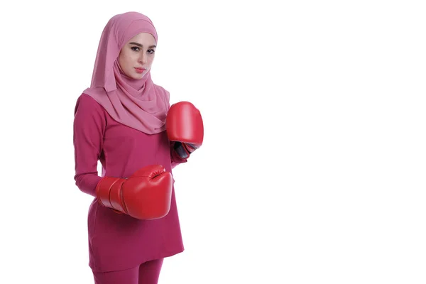 Güzel Müslüman Kadın Boks Eldiveni Kullanıyor — Stok fotoğraf