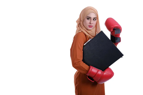 Довольно Мусульманская Женщина Использующая Боксерскую Перчатку Выражением Лица — стоковое фото