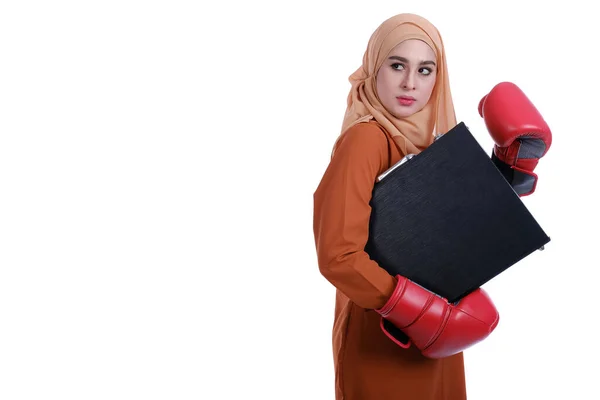 漂亮的穆斯林女人 戴着带表情的拳击手套 — 图库照片