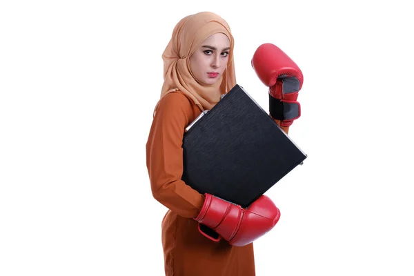 Güzel Müslüman Kadın Boks Eldiveni Kullanıyor — Stok fotoğraf