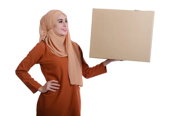 漂亮的亚裔穆斯林妇女背着白色背景的盒子 惊喜概念 — 图库照片