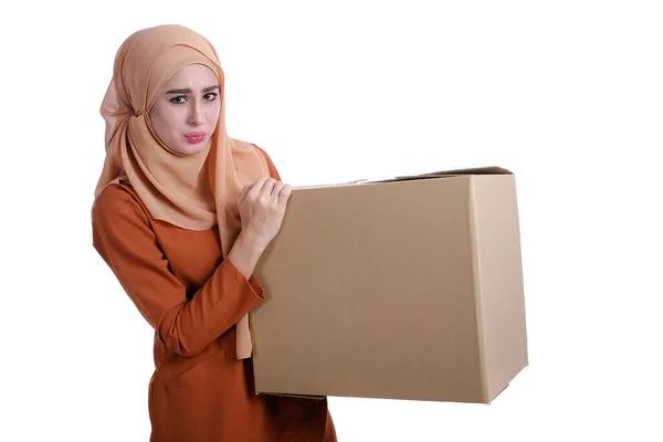 Красавица Азиатка Мусульманка Коробками Белом Фоне Шопинг Покупка Сюрприз — стоковое фото