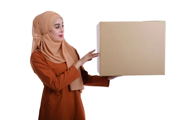 漂亮的亚裔穆斯林妇女背着白色背景的盒子 惊喜概念 — 图库照片