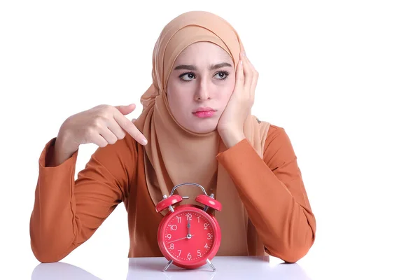 Vacker Muslimsk Kvinna Med Väckarklocka Med Hänsynsfull Ansiktsuttryck Humör — Stockfoto