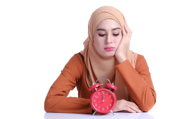 顔の表情が違う目覚まし時計を持つかなりイスラム教徒の女性は — ストック写真