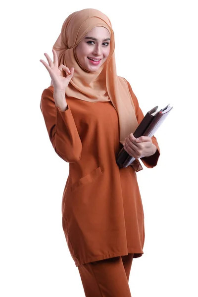 Expressie Van Mooie Moslim Vrouw Gezicht Dragen Van Een Boek — Stockfoto