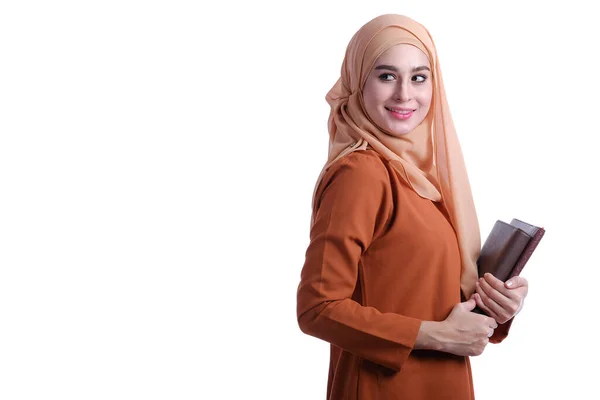 Kitap Taşıyan Güzel Müslüman Kadın Yüzü Ifadesi Eğitim — Stok fotoğraf