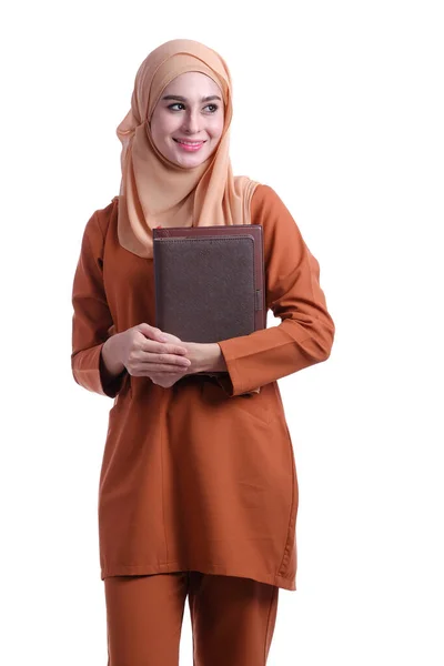 一个漂亮的穆斯林女人背着一本书脸上的表情 — 图库照片