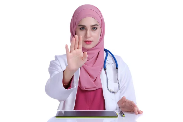 Förtroende Ung Muselman Kvinna Doktor Med Stetoskop Och Vit Doktor — Stockfoto