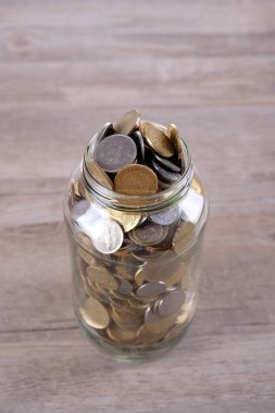 Kavanoz camdaki madeni paralarla finans kavramı