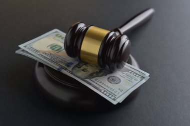 Hukuk adaleti tokmak ve parayla kavramsaldır.