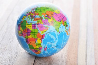 Tahta masadaki toprak küre