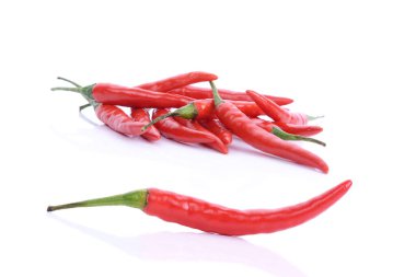 Beyaz arkaplanda taze kırmızı biber