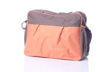 Beyaz arka planda bebek çantası.