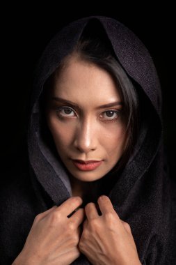 Kameraya Bakan Kadın Portresi