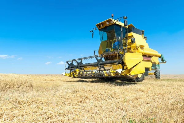 Kombajn Popředí Rustikální Pozadí Této Obla — Stock fotografie