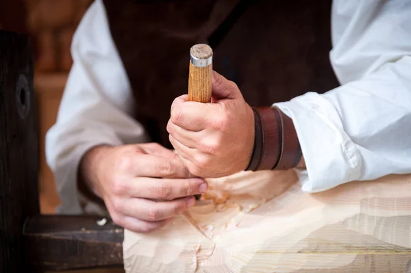 Trabalhador Madeira Com Goivete Mão Trabalhando Pin — Fotografia de Stock