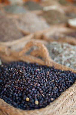 Çeşitli izole baharat Blu ile ön planda