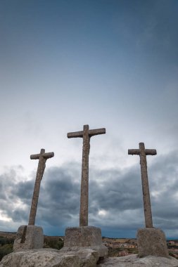 Üç dini silueti gökyüzüne dus ile taş oyma haçlar