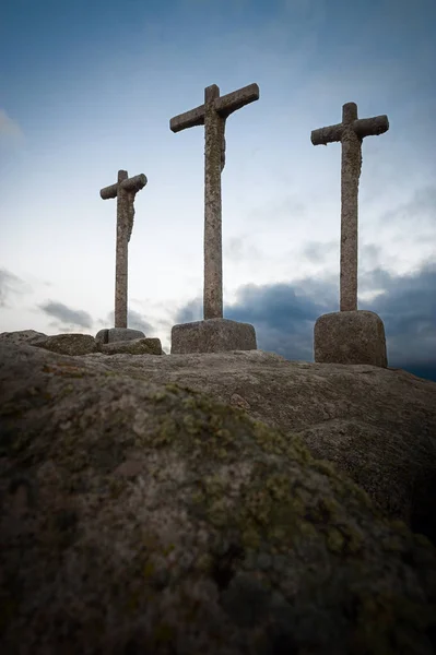 Silueta Tres Cruces Religiosas Talladas Piedra Con Cielo Dus — Foto de Stock