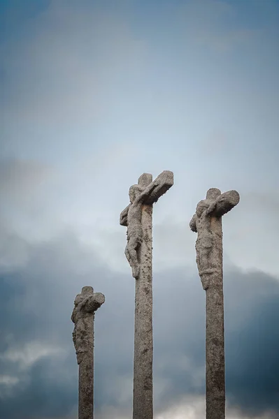 つの宗教のシルエットを越える Dus で空と石の彫刻 — ストック写真