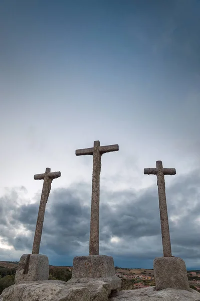 Silueta Tres Cruces Religiosas Talladas Piedra Con Cielo Dus — Foto de Stock