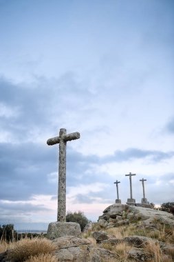 mavi gökyüzü siyah bulut ile taşa dini sembolü