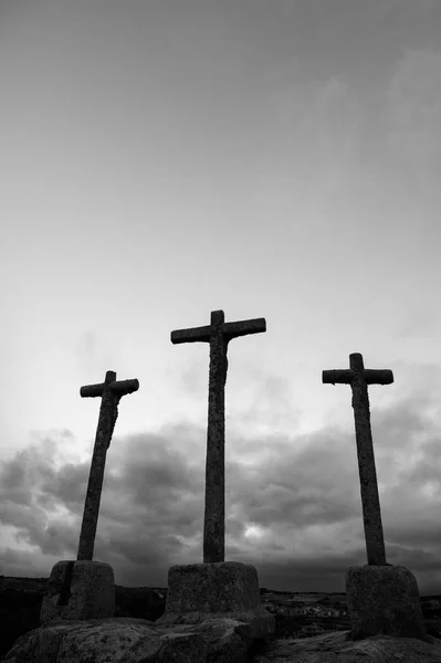 Symbole Religieux Pierre Sur Ciel Bleu Avec Nuage Noir — Photo