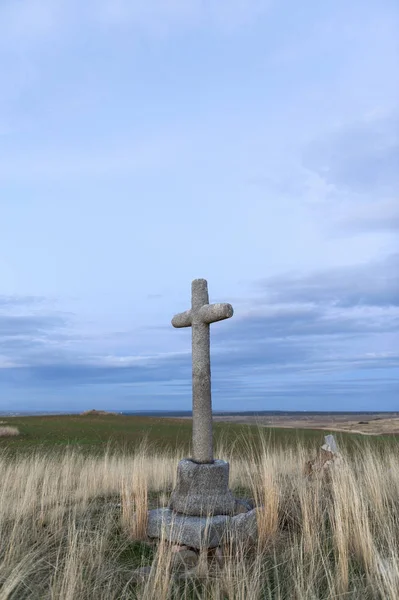 Kamenný Kříž Popředí Pozadí Oblohy Dus — Stock fotografie