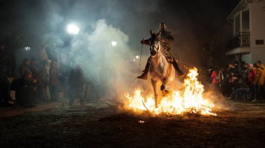 Yangın korkusu olmadan yukarıda atlama atlar