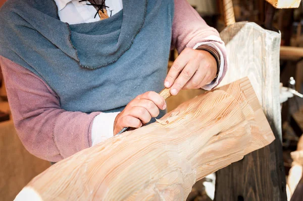 Artesano Trabajando Madera Con Guante Han —  Fotos de Stock