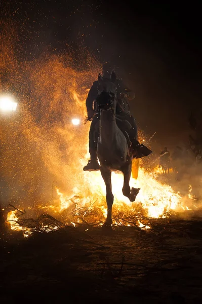 Caballo Pasando Por Encima Hoguera Como Tradición Para Purificar Alma — Foto de Stock