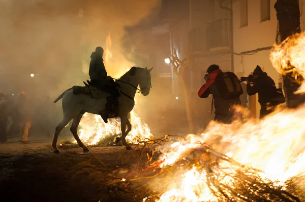 Caballo Pasando Por Encima Hoguera Como Tradición Para Purificar Alma —  Fotos de Stock