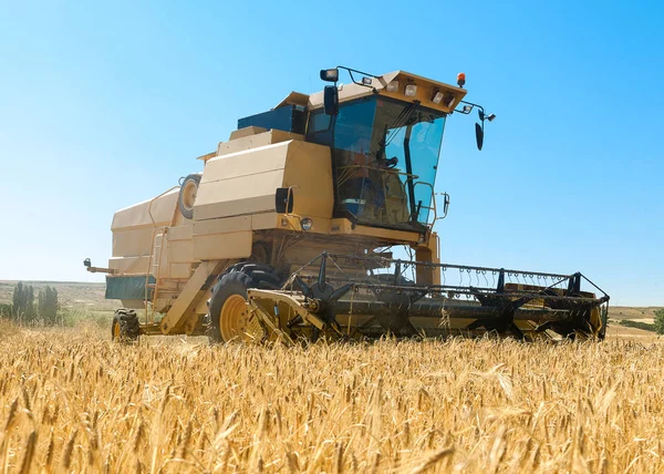 Landmaschinen Bei Der Gerstentour Mit Sonnigem Wetter — Stockfoto