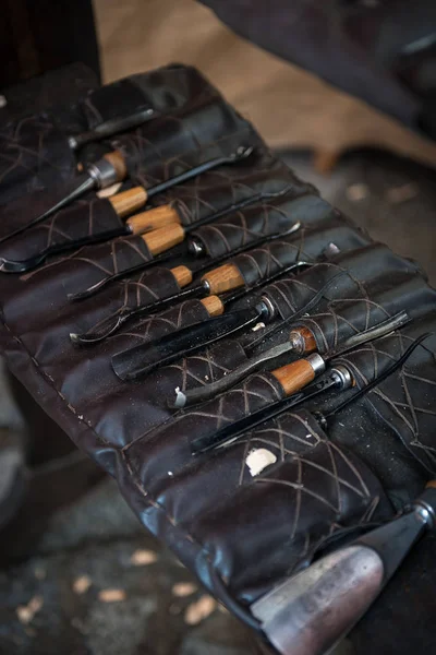 Gouges in retro leather case belonging to artisan of woo — Stock Photo, Image