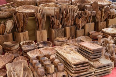 Kaşıklar, çatallar, mutfak eşyaları ve diğer mutfak gereçleri va oluşturulan