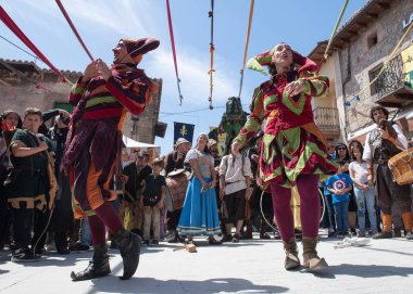 ortaçağ pazarının açılışı sırasında ortaçağ soytarı düzenlenen i