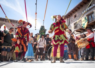 buffoon hareket insanlar tarafından çevrili bile mimetricated