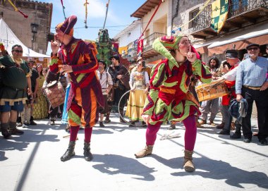 buffoon hareket insanlar tarafından çevrili bile mimetricated