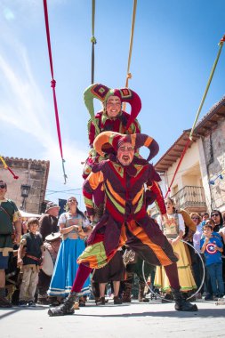 buffoon hareket insanlar tarafından çevrili bile mimetricated