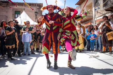 buffoon hareket insanlar tarafından çevrili bile mimetricated