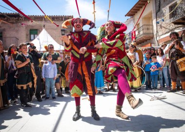 buffoon hareket insanlar tarafından çevrili bile mimetricated