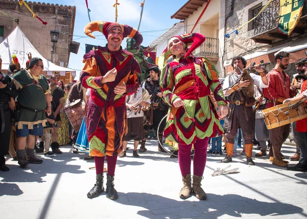 buffoon hareket insanlar tarafından çevrili bile mimetricated