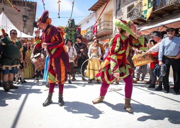 buffoon hareket insanlar tarafından çevrili bile mimetricated