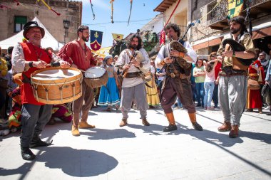 buffoon hareket insanlar tarafından çevrili bile mimetricated