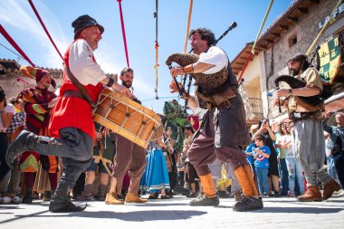 buffoon hareket insanlar tarafından çevrili bile mimetricated